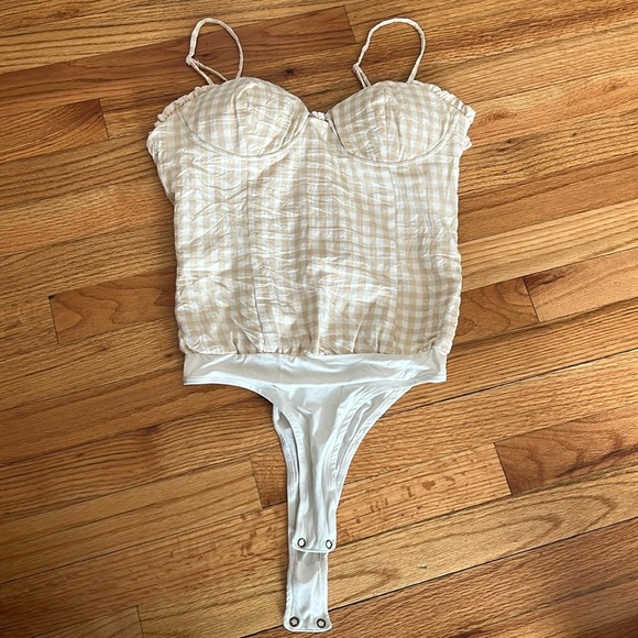 AQUA Bloomingdale’s beige gingham bodysuit size medium - Picture 2 of 5